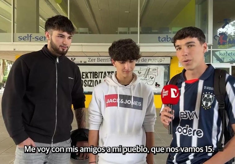 Varios estudiantes a las puertas de la EHU en Donostia tras acabar la Selectividad.