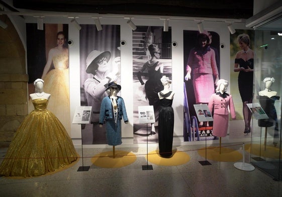 La planta baja de Jantziaren Zentroa acoge la nueva exposición de mujeres 'influencers'.