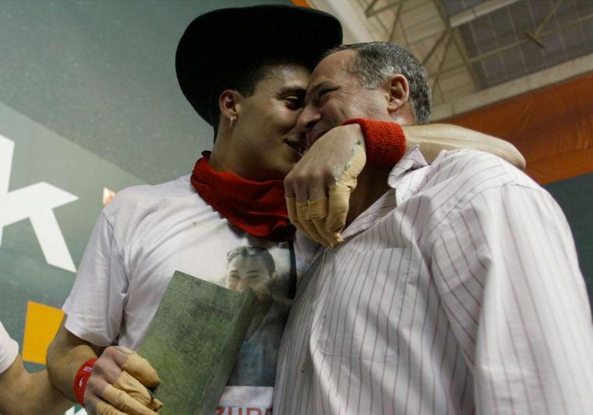 Juan Martínez de Irujo se abraza a su padre tras lograr la txapela de campeón del Cuatro y Medio en 2006