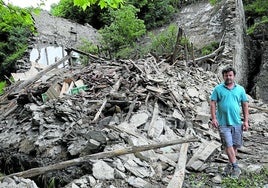 Daniel Claudiu posa delante de su caserío derruido en el barrio de Aldaba, en Tolosa.
