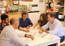 Los concejales Silanes, Ribes, Carrión y Serrano, junto con Zabala, presidente del PNV local.
