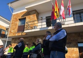 Banderas a media asta y crespones negros lucen en el Ayuntamiento de Carracedelo en señal de duelo