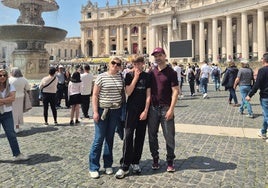 La periodista berciana Marta Vidal junto a su hijo y su marido, este lunes, 21 de abril, en la plaza de San Pedro del Vaticano.
