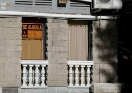 Anuncio de alquiler en la ventana de una vivienda.