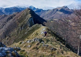 La cresta que une Peña Subes y el Sen de los Mulos es un paso espectacular, lleno de subes y bajas y con espectaculares vistas a ambos flancos.