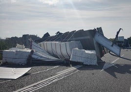 El camión volcado sobre la A-8, en dirección Cantabria.