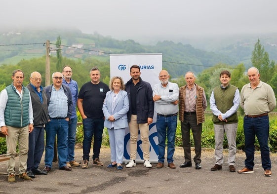 Queipo (centro), con el presidente de la nueva junta local y miembros del partido, en Argame.