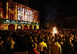Hoguera de San Xuan en la plaza del Ayuntamiento de Mieres, 2023