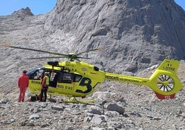 El helicóptero SEPA a los pies del Urriellu.