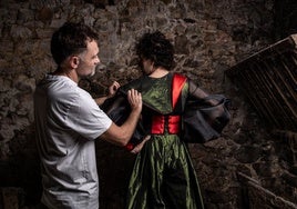 'Raíces' del traje . Hecho en tafetán de seda .