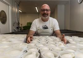 Juan Ballaz, posa junto a la producción de la burrata elaboarada en Bilbao.