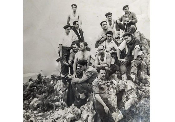 Imagen de una de las primeras ascensiones realizadas por los miembros del Osea Mendi Taldea, en los años sesenta.