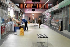 El mercado de Labayru con tres puestos abiertos.