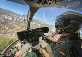 El helicóptero de la unidad sobrevuela Vitoria.
