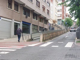 Desde hace más de dos meses únicamente funciona un tramo de las rampas mecánicas de Salsidu en Getxo.