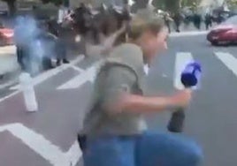 La Policía dispara una pelota de goma a una periodista en de Los Ángeles