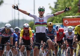 Pogacar, en el centro, levanta los brazos tras batir a Vingegaard, a la derecha, a Van der Poel, a la izquierda, y a Evenepoel, detrás con casco dorado.