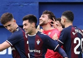 Magunagoitia recibe la felicitación de sus compañeros tras convertirse ante el Oviedo en el tercer portero armero en marcar un gol.