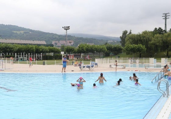Vista de las piscinas exteriores de Basauri.