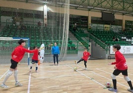 Uno de los ejercicios de la escuela de porteros realizado en el pabellón Pedro Delgado.
