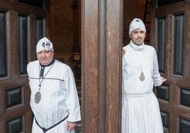 Ricardo y Daniel Barrios, muñidores de la hermandad de la Crucifixión y el Descendimiento, respectivamente, en la entrada de la Capilla en Medina de Rioseco (Valladolid).