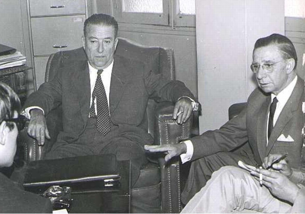 Daniel Valbuena, a la derecha, es entrevistado por su invento junto al ingeniero jefe de Industria en 1969.