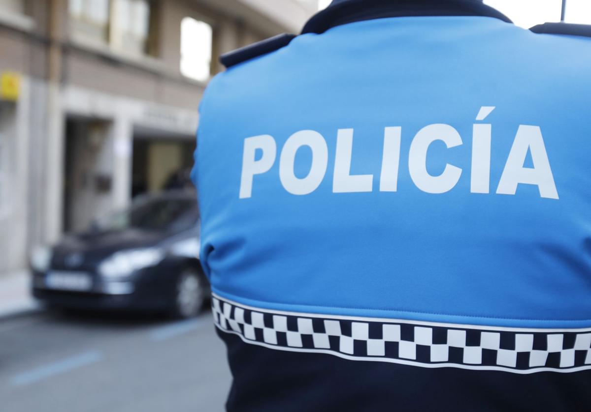 Roba a otro hombre a punta de navaja y es detenido en el baño de un bar