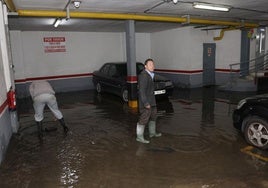 Garaje anegado del número 35 de la calle Panaderos en la mañana de este miércoles.