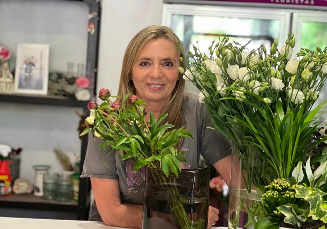 María Martínez en su floristería.