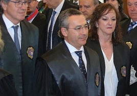 Jesús Martínez Puras (centro) se encamina hacia el estrado para tomar posesión como presidente de la Audiencia Provincial de Segovia.