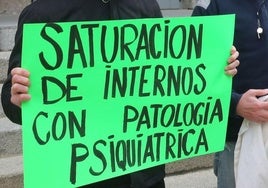 Cartel en una protesta de funcionarios de la cárcel de Segovia sobre la cantidad de presos con problemas psiquiátricos.