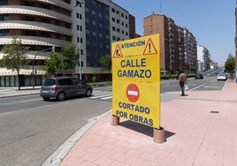 Cartel anunciando el corte de Gamazo antes del viaducto de Arco de Ladrillo en dirección al centro de la ciudad.