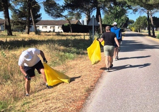 Vecinos de Pedrajas durante la limpieza.