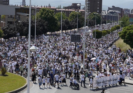 Cabeza de la manifestación con la oleada de participantes tras la pancarta.