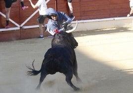 El joven, durante la cogida.