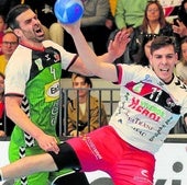 Mario Nevado se dispone a lanzar tras superar a un rival en un partido de esta temporada.