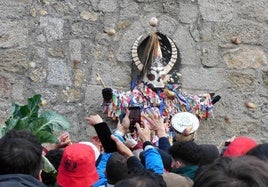 Jarramplas llena de nabos y visitantes las calles de Piornal