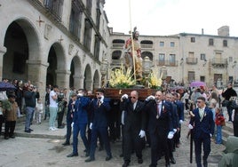 La Burrina a su paso por la plaza Mayor.