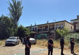 Guardias civiles custodian la vivienda (con malla verde) en la que tuvo lugar el crimen machista.