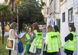 Varias enfermeras del sindicato Satse recogiendo firmas a las puertas del colegio Guadiana de Badajoz.