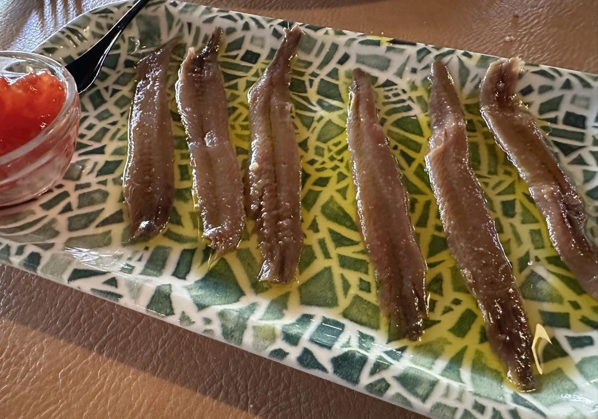 Imagen principal - Anchoas, pastel de cabracho y surtido de croquetas.