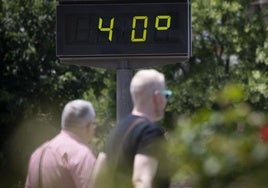 Los termómetros, al sol, marcando 40 grados.