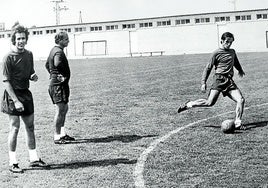 Quino fue el autor del gol del empate en el partido de Liga jugado en el Bernabéu en la temporada 71-72. En la imagen aparece junto a Adorno y Di Stéfano en un entrenamiento en Madrid.