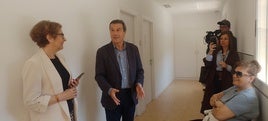 El conseller, junto a la alcaldesa, en su visita al consultorio auxiliar.