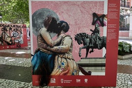 Pintadas en las láminas expuestas en la avenida de Gandia.