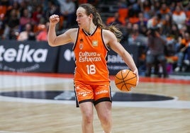 Alicia Flórez, durante un partido con el Valencia Basket.