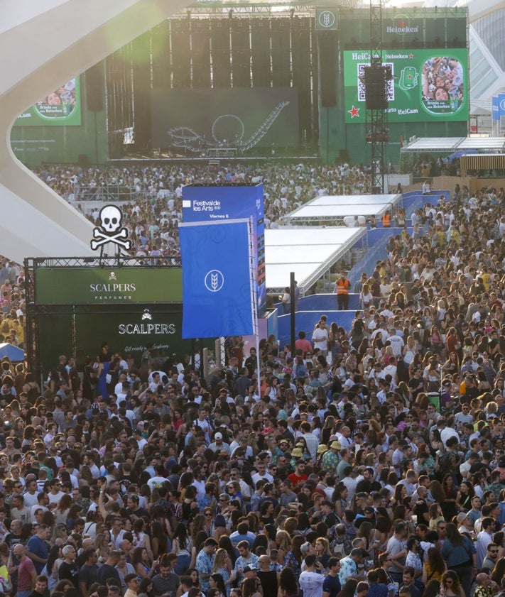 Imagen secundaria 2 - La cara B de los conciertos en la Ciudad de las Artes: «Le hemos pagado un hotel a mi hijo para que pueda estudiar»