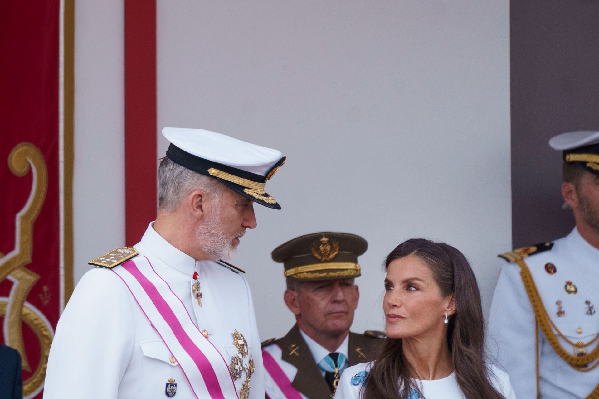 Letizia deslumbra en el desfile de las Fuerzas Armadas vestida de blanco