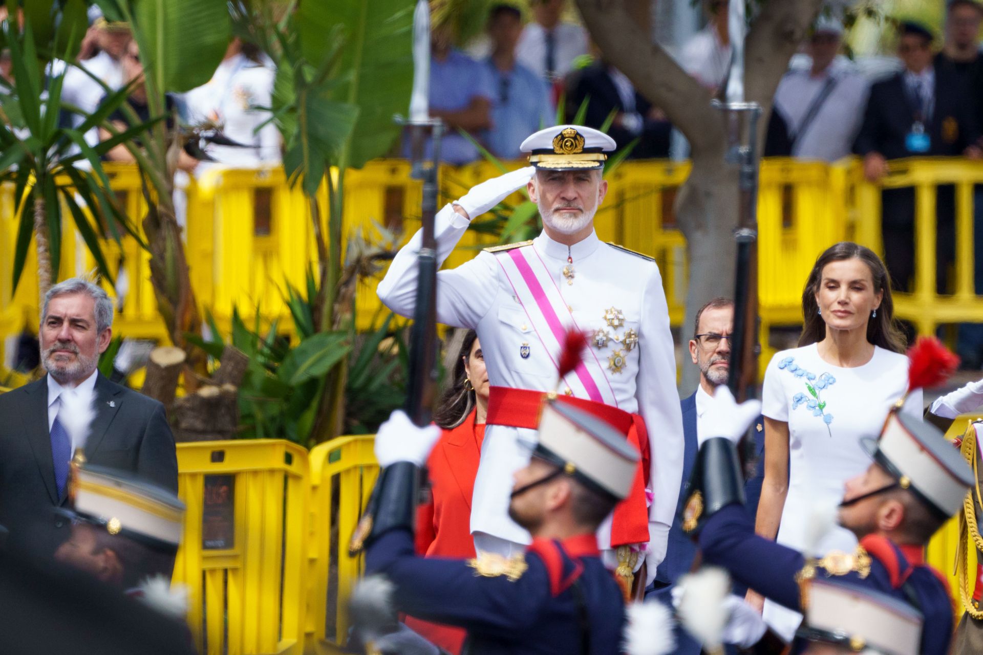 Letizia deslumbra en el desfile de las Fuerzas Armadas vestida de blanco
