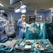 Equipo médico de quirófano en un imagen de archivo.